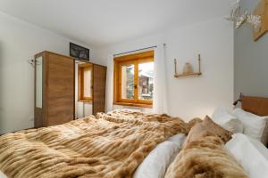 利维尼奥Dany Lodge Livigno的窗户客房内的一张大床