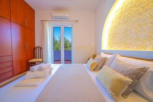 瓦莫斯Villa Lima Pool & Jacuzzi Chania的一间卧室配有一张大床和毛巾