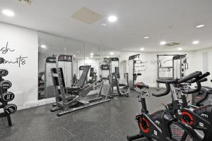 谢菲尔德City Centre Modern Studio Apartment - Westone FREE WIFI, GYM ACCESS, NETFLIX的健身房设有数台跑步机和健身自行车