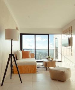 La Puerta de La LagunaVistas de Cuscatlán Apartamento - 402的一间卧室设有一张床和一个大窗户