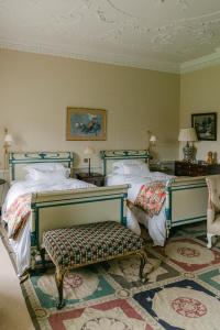 MountmellickSummergrove House的一间卧室配有两张床和一张长凳