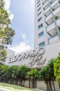 孔塔任Hotel Eldorado Flat的建筑物一侧的标志