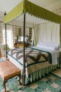MountmellickSummergrove House的一间卧室配有一张四柱床和天蓬