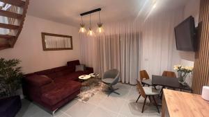 库多瓦-兹德鲁伊Villa Monte Apartament z ogrodem的客厅配有沙发和桌子
