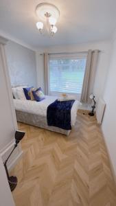 伯恩茅斯Luxury apartment in Bournemouth的一间卧室设有一张床和一个大窗户
