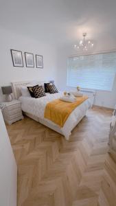 伯恩茅斯Luxury apartment in Bournemouth的一间卧室设有一张大床,铺有木地板