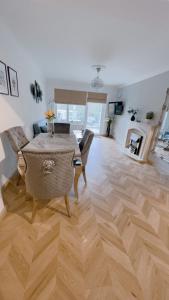 伯恩茅斯Luxury apartment in Bournemouth的客厅配有桌子和壁炉
