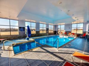 PrattFlag Point Inn and Suites Pratt的一座游泳池,位于酒店带窗户的大房间