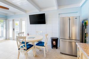 基克罗尼海滩The Fisherman's Cottage的厨房配有桌子和冰箱