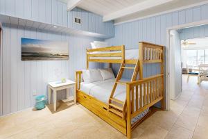 基克罗尼海滩The Fisherman's Cottage的一间卧室配有一张双层床和一张桌子