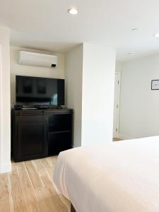 索尔万纽黑文宾馆的一间卧室配有一张床和一台平面电视