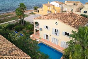 阿尔库迪亚Villa Amoros的享有带游泳池的房屋的空中景致