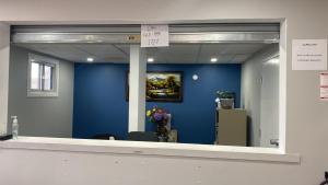 沃瓦Alpha Inn的一间设有蓝色墙壁和镜子的办公室