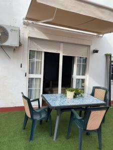 韦尔瓦Apartamento en Huelva.的草坪上配有桌椅和庭院