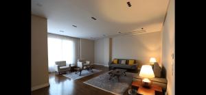 开罗Maison 7 New Cairo的客厅配有沙发和桌子
