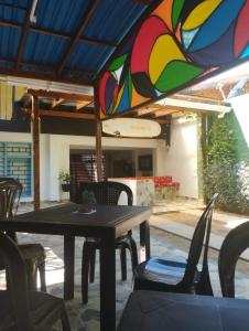圣玛尔塔taganga macabi hostel的露台伞下的桌椅