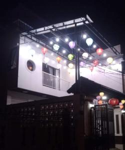 顺化Huế Thơ Homestay的一座晚上有灯的建筑