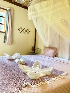 阿拉亚尔达茹达Gaia Eco Glamping - Instituto Almas Livres的一间卧室配有带毛巾的床