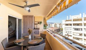 福恩吉罗拉Apartamento Boutique Miramar Playa, Garaje opcional的设有一个配有桌椅的景观阳台