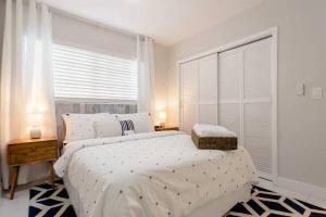 劳德代尔堡Perfect Beach Escape 1BD/1Bath Close to Everything的卧室设有一张白色大床和一扇窗户。