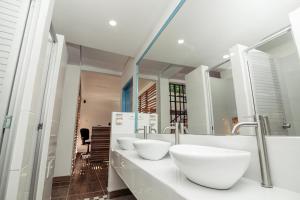 圣玛尔塔taganga macabi hostel的浴室设有2个水槽和镜子
