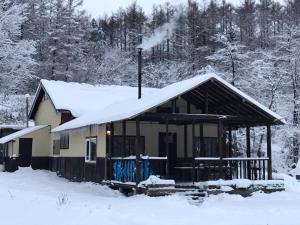 富良野Bears House的屋顶上积雪的小屋