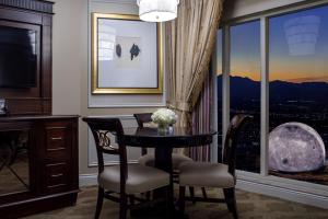 拉斯维加斯The Venetian® Resort Las Vegas的一间带桌椅和窗户的用餐室