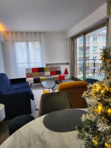 巴黎Appart'Chic的客厅配有色彩缤纷的家具和圣诞树