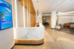 里约热内卢Regency Park Hotel - SOFT OPENING的中间设有大理石台面的大堂