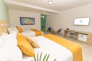 拉利伯塔德罗斯法拉龙斯酒店的酒店客房设有两张床和一台平面电视。