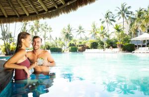 汉密尔顿岛棕榈简易别墅酒店的站在游泳池中的男女