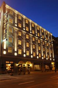 波兹南Hotel Włoski Italia Boutique Old Town Poznań的一座建筑的侧面有灯