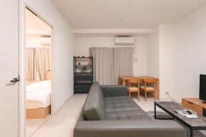 大阪谷町君ホテル　難波80的带沙发的客厅和卧室