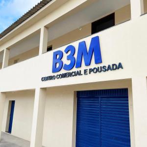 伊塔雷马Pousada B3M的建筑物一侧的bm标志