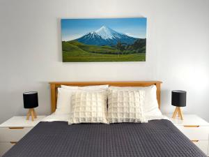 新普利茅斯Huatoki Hideaway Peaceful Central Location的一间卧室配有一张享有山景的床