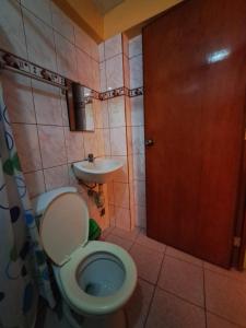 利马Hospedaje Leo的一间带卫生间和水槽的小浴室