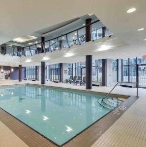 多伦多1BR Condo DWTN Toronto - free Parking, Gym & Pool的大楼内一个蓝色的大型游泳池