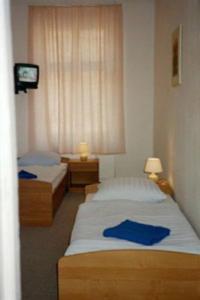 柏林佩西恩婚礼酒店的小房间设有两张床和窗户