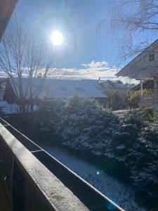 艾格斯塔特Kaiserreich的雪覆盖的院子,有栅栏和太阳