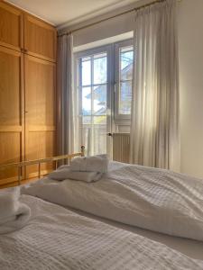 艾格斯塔特Kaiserreich的卧室配有白色的床和窗户