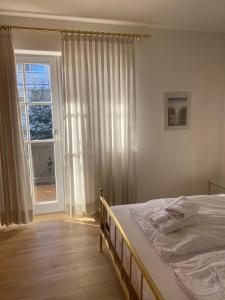艾格斯塔特Kaiserreich的一间卧室设有一张床和一个大窗户