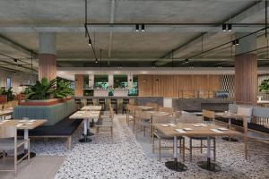 弗里曼特Courtyard by Marriott Perth Murdoch的餐厅铺有木地板,配有桌椅