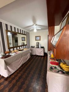 图巴朗Oscar Palace Hotel - SOB NOVA GESTÃO的一间房间,里面设有两张桌子,上面放香蕉