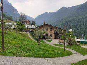 马罗内Chalet della Rota的山边有路的房子