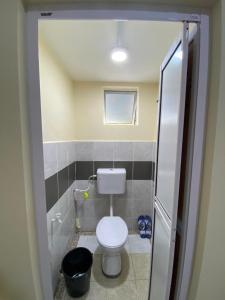 哥打丁宜BARAKAH HOMESTAY的浴室设有卫生间和黑垃圾桶。