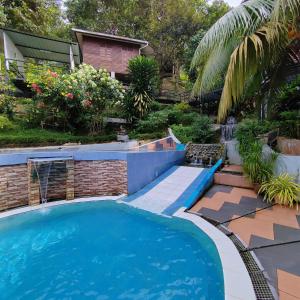 PedasD'Bukit Forest的一座带房子的庭院内的游泳池