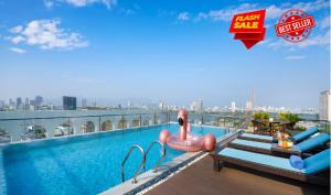 岘港Gold Plaza Hotel Da Nang的建筑物屋顶上的游泳池