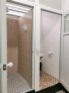 圣佩德罗拉拉古纳Apartamento en la zona viva con parqueo exclusivo的带淋浴的浴室和玻璃门