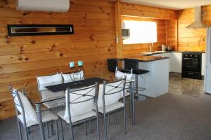 玛普瓦Sea Breeze的厨房里设有1间带桌椅的用餐室