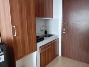 ParungdengdekSansan Room - Apartemen Gunung Putri Square的一间带水槽和炉灶的小厨房